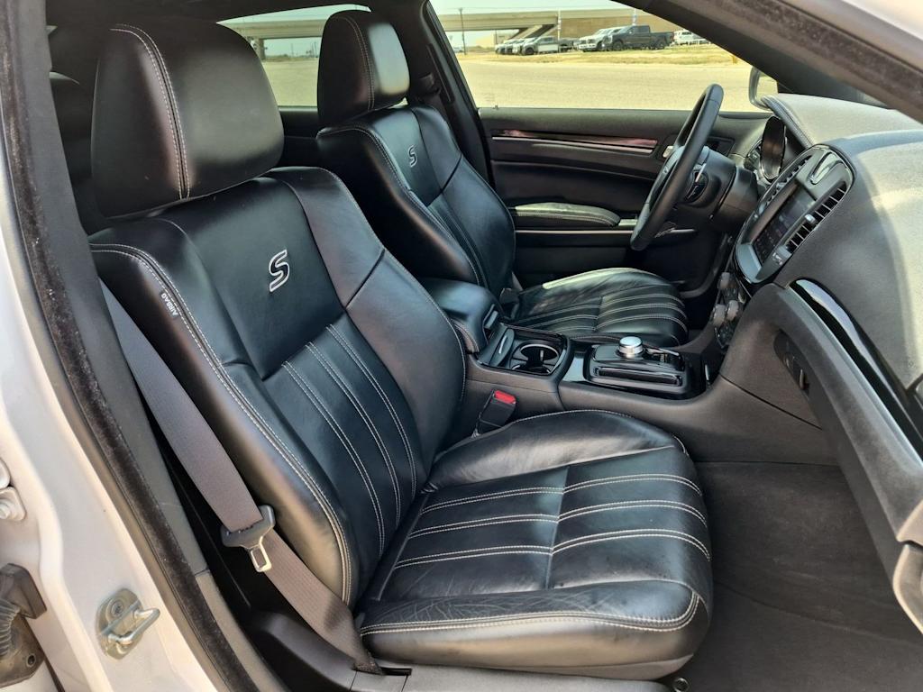 Thumbnail: 2023 Chrysler 300 - 10