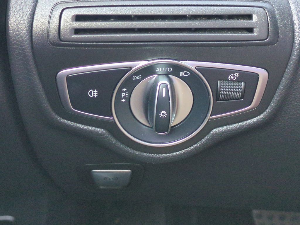 Thumbnail: 2022 Mercedes-Benz GLC - 27