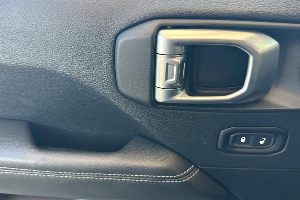 Thumbnail: 2019 Jeep Wrangler - 23