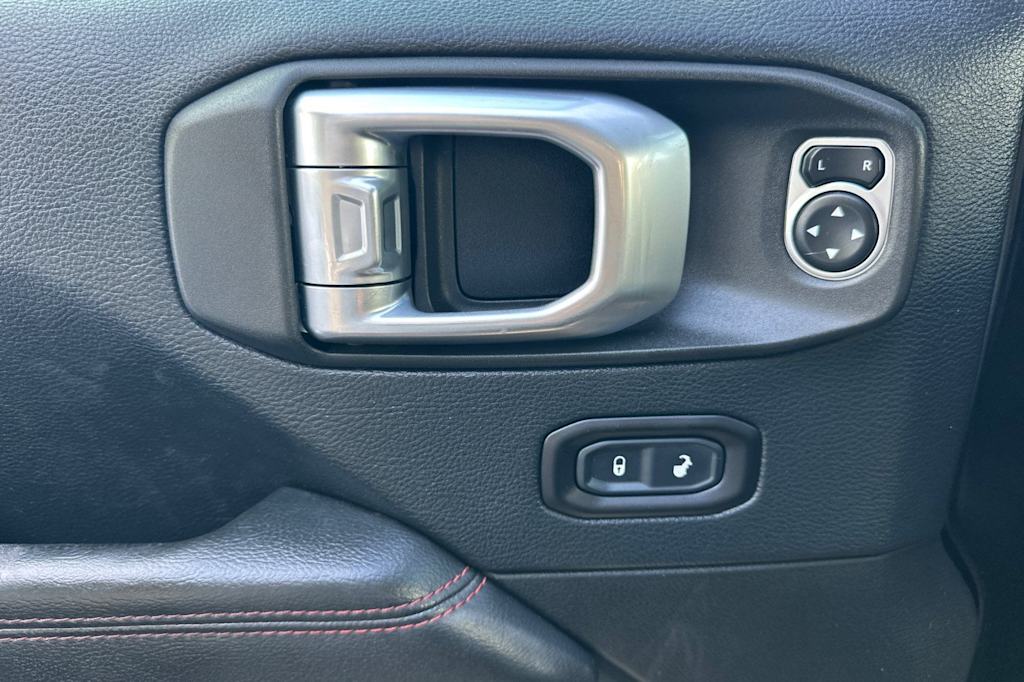 Thumbnail: 2019 Jeep Wrangler - 23