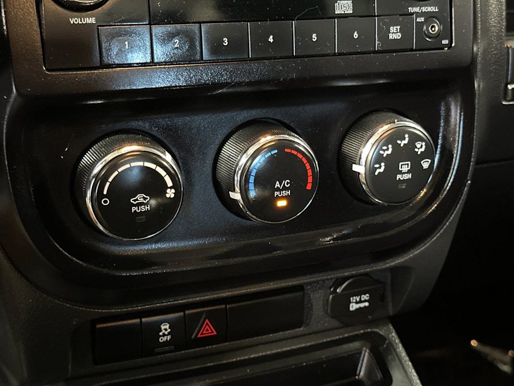 Thumbnail: 2015 Jeep Patriot - 25