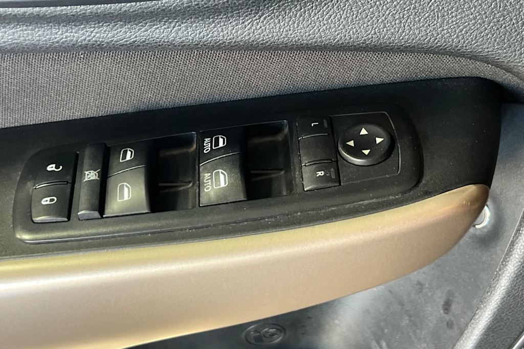 Thumbnail: 2017 Jeep Cherokee - 23