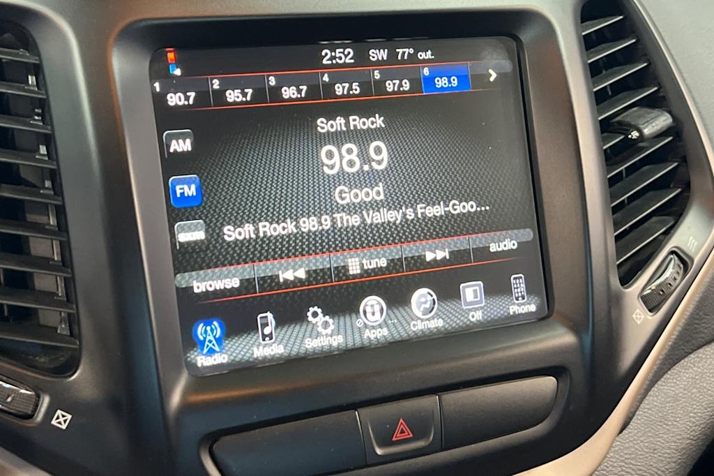 Thumbnail: 2017 Jeep Cherokee - 14