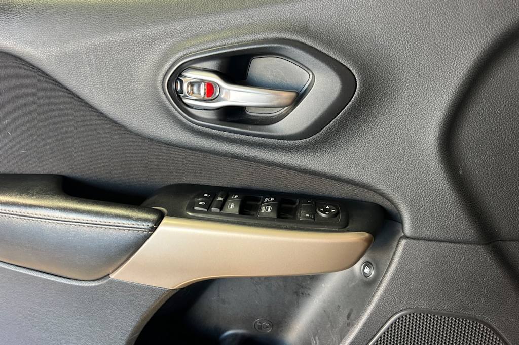 Thumbnail: 2017 Jeep Cherokee - 22