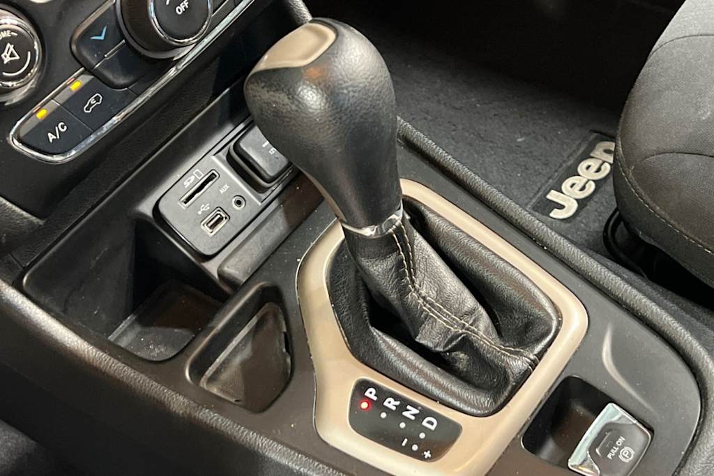 Thumbnail: 2017 Jeep Cherokee - 15