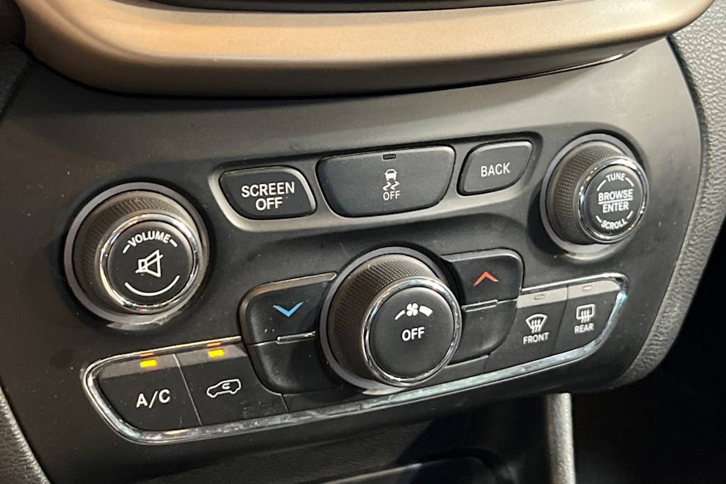 Thumbnail: 2017 Jeep Cherokee - 25