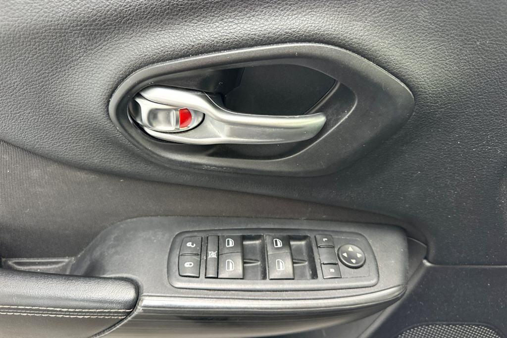 Thumbnail: 2016 Jeep Cherokee - 23