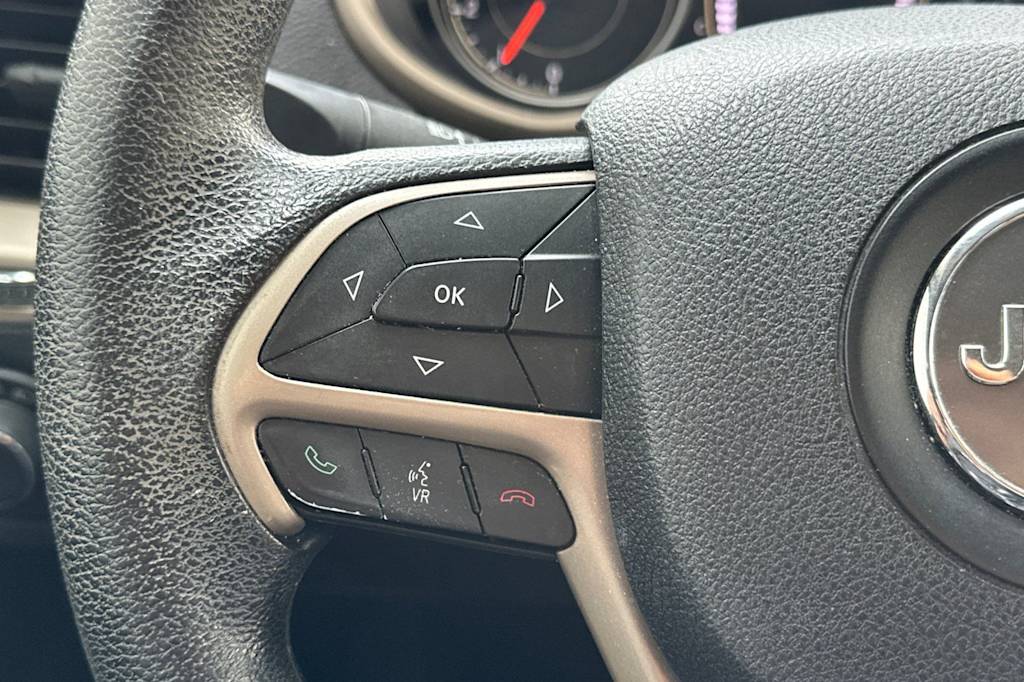 Thumbnail: 2016 Jeep Cherokee - 31