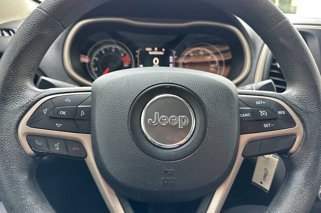 Thumbnail: 2016 Jeep Cherokee - 26