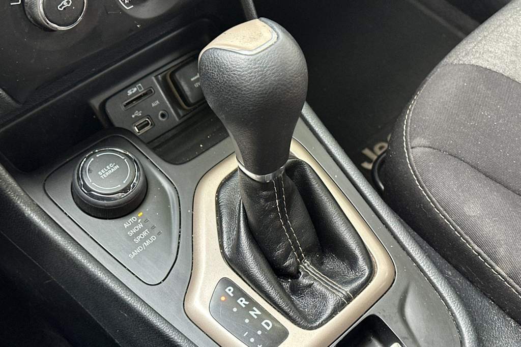 Thumbnail: 2016 Jeep Cherokee - 15