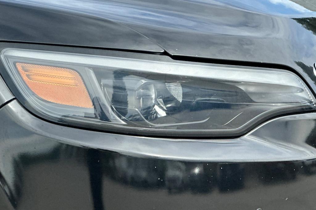 Thumbnail: 2019 Jeep Cherokee - 35
