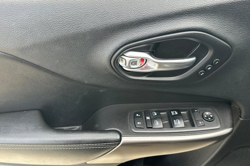 Thumbnail: 2019 Jeep Cherokee - 22