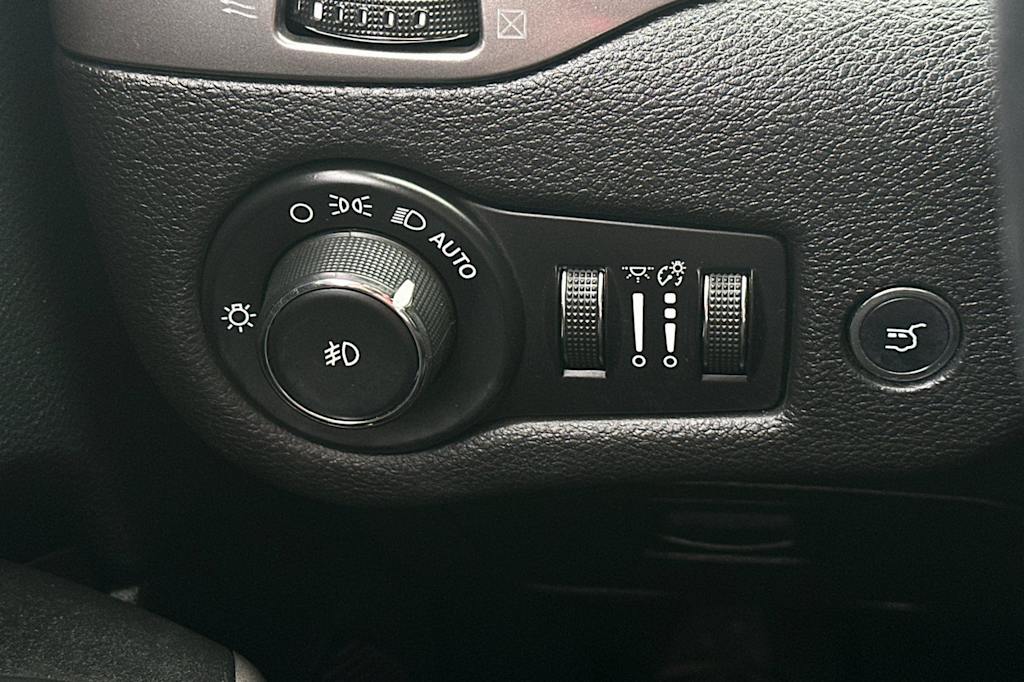 Thumbnail: 2019 Jeep Cherokee - 34