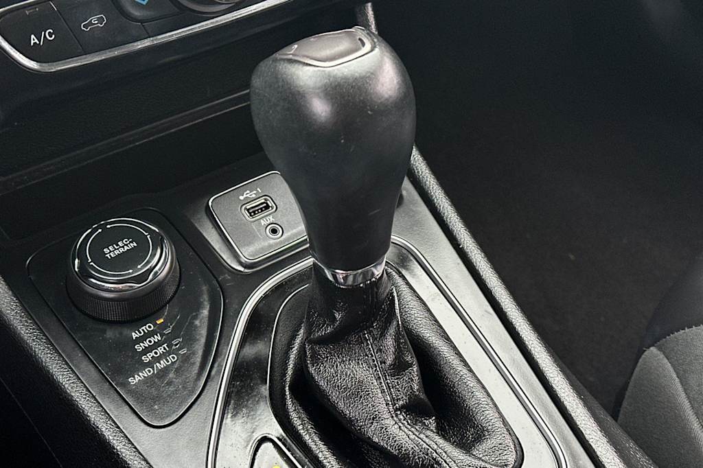 Thumbnail: 2019 Jeep Cherokee - 15