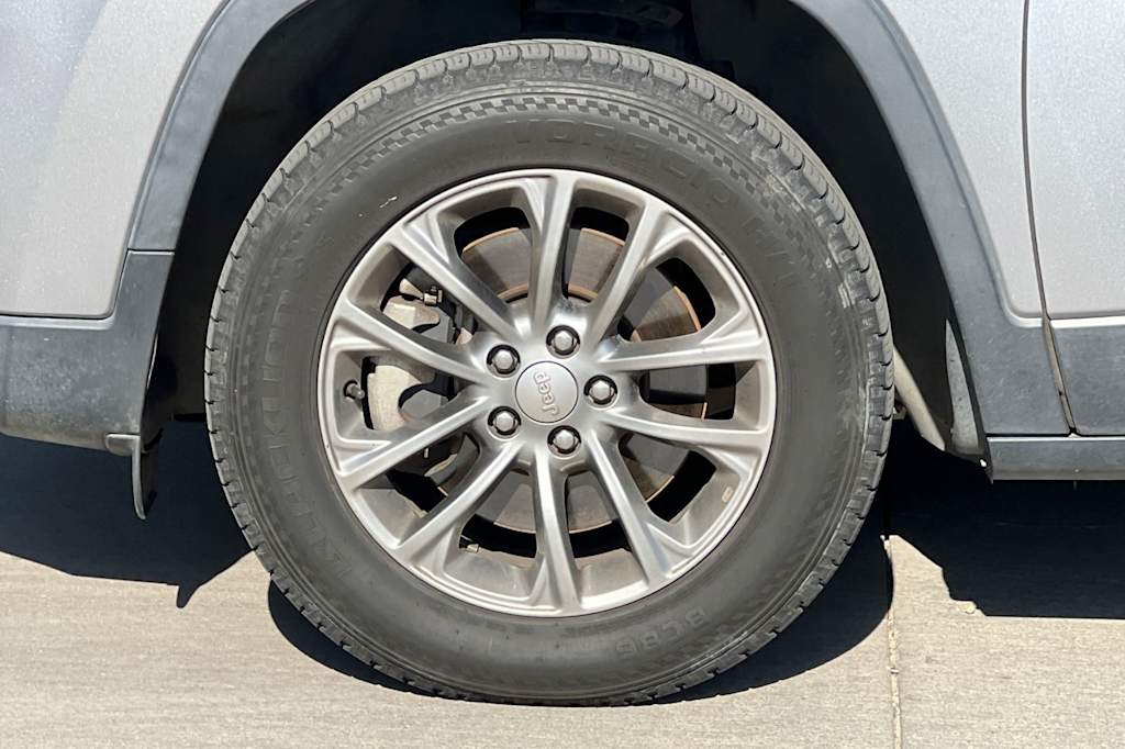 Thumbnail: 2019 Jeep Cherokee - 8
