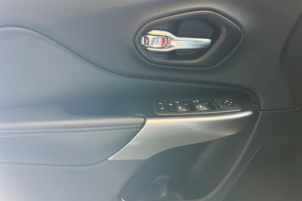 Thumbnail: 2019 Jeep Cherokee - 23