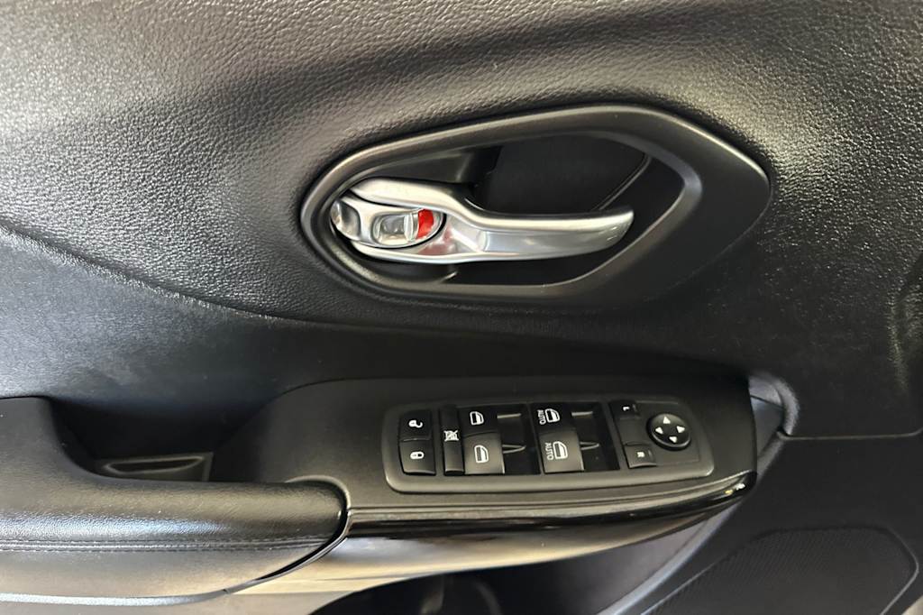 Thumbnail: 2019 Jeep Cherokee - 23