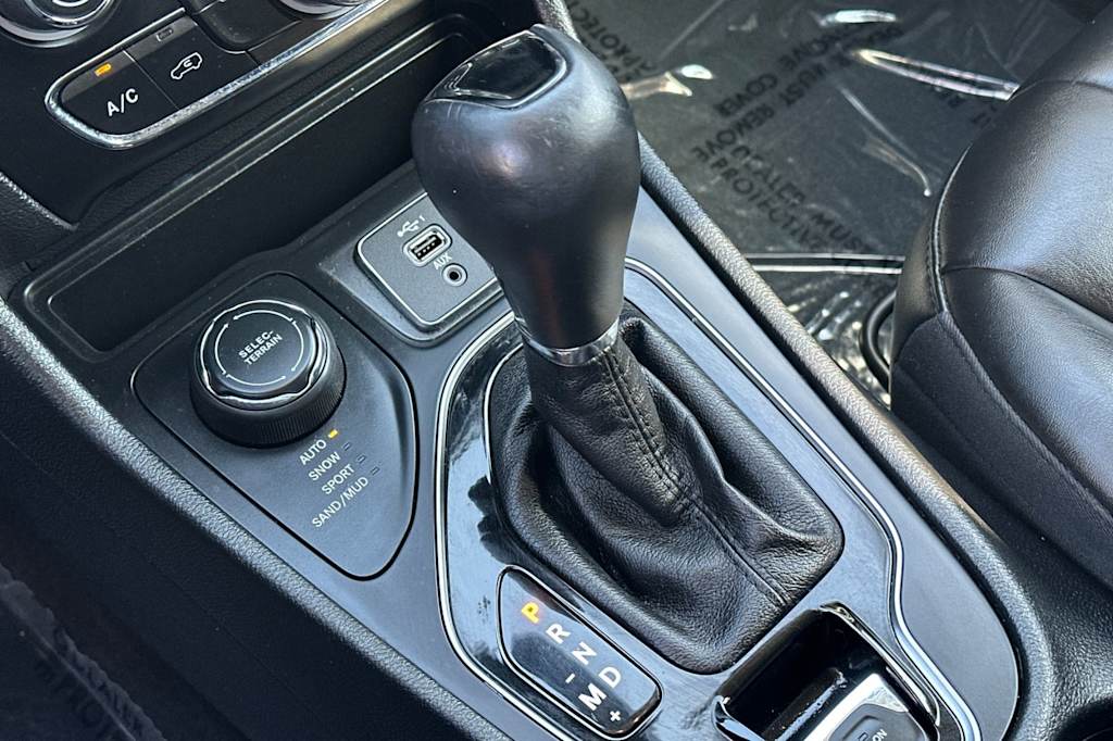 Thumbnail: 2019 Jeep Cherokee - 15