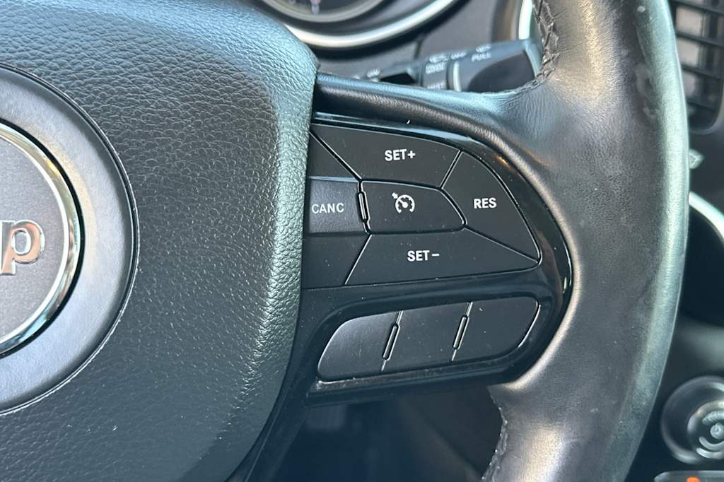 Thumbnail: 2019 Jeep Cherokee - 30