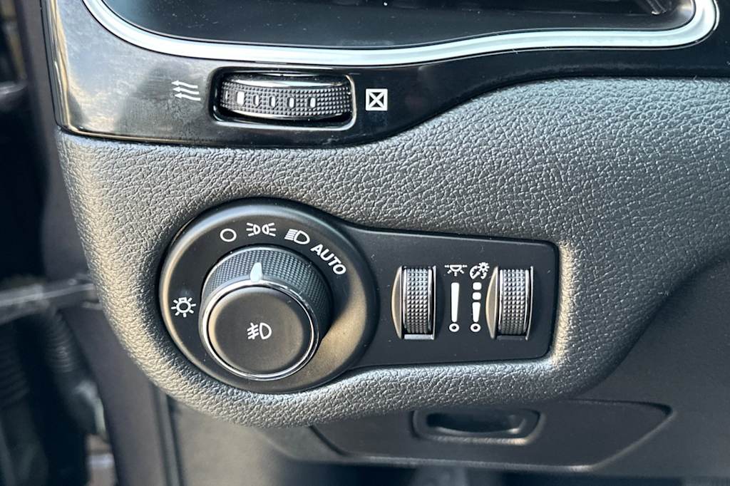 Thumbnail: 2019 Jeep Cherokee - 33