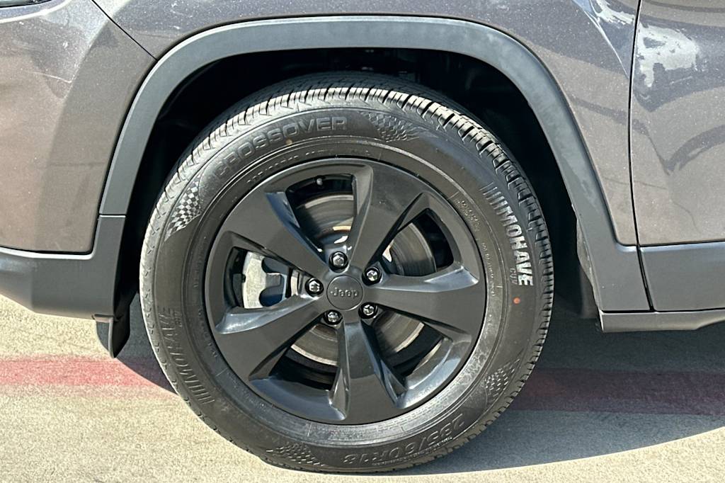 Thumbnail: 2019 Jeep Cherokee - 8