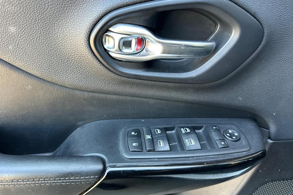 Thumbnail: 2019 Jeep Cherokee - 22