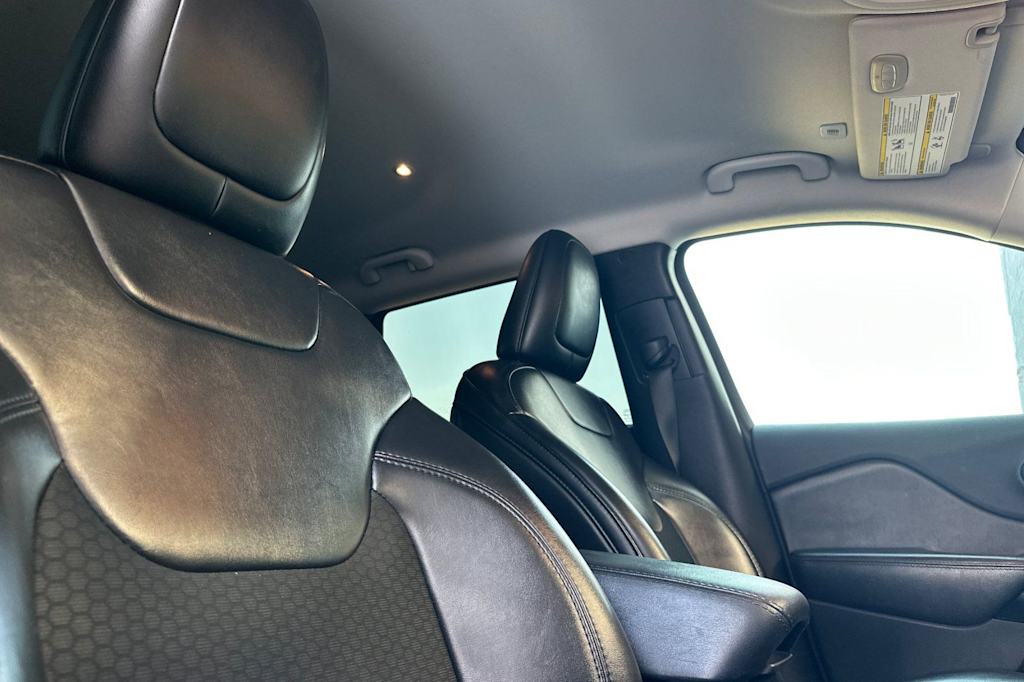 Thumbnail: 2019 Jeep Cherokee - 17
