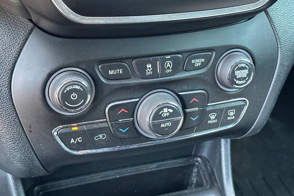 Thumbnail: 2019 Jeep Cherokee - 24