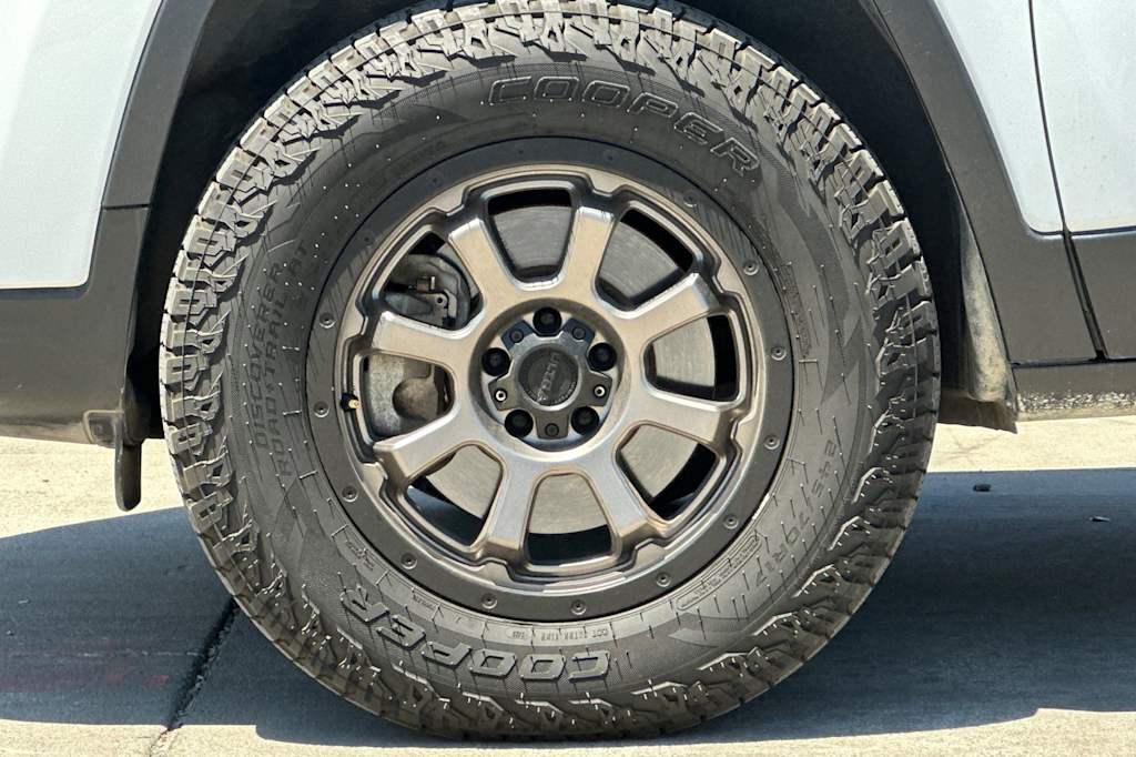 Thumbnail: 2019 Jeep Cherokee - 8