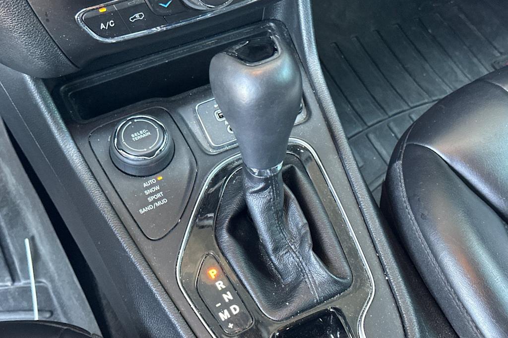 Thumbnail: 2019 Jeep Cherokee - 14