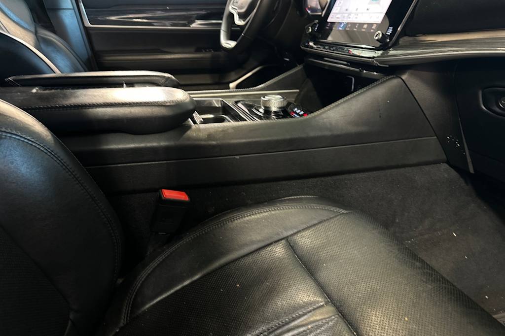 Thumbnail: 2022 Jeep Wagoneer - 23