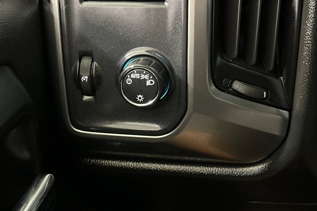 Thumbnail: 2015 Chevrolet Silverado 2500 - 30