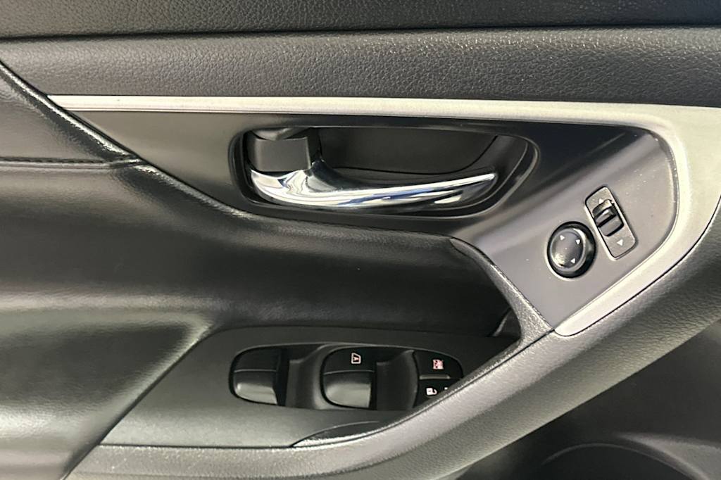 Thumbnail: 2015 Nissan Altima - 21