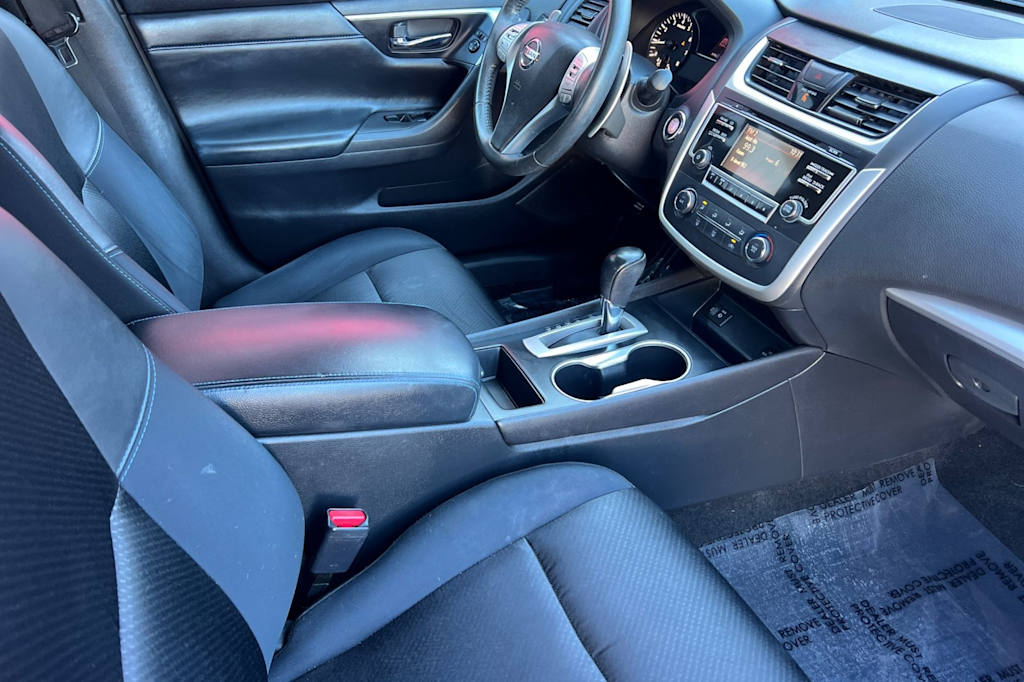 Thumbnail: 2017 Nissan Altima - 10