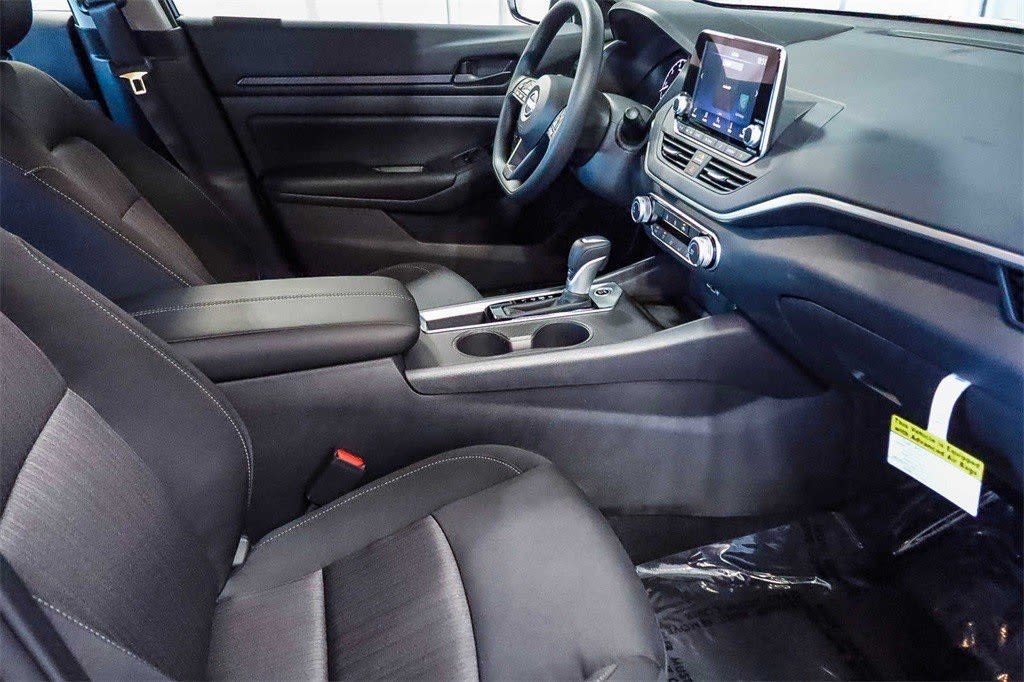 2025 Nissan Altima S 9