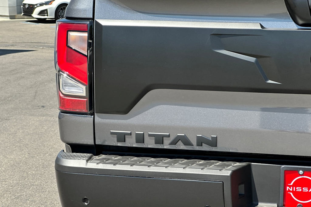 2024 Nissan Titan PRO-4X 18