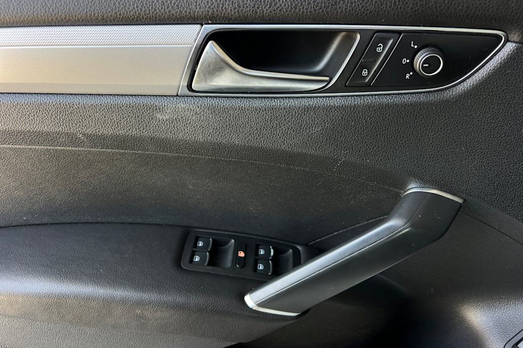 Thumbnail: 2017 Volkswagen Passat - 23