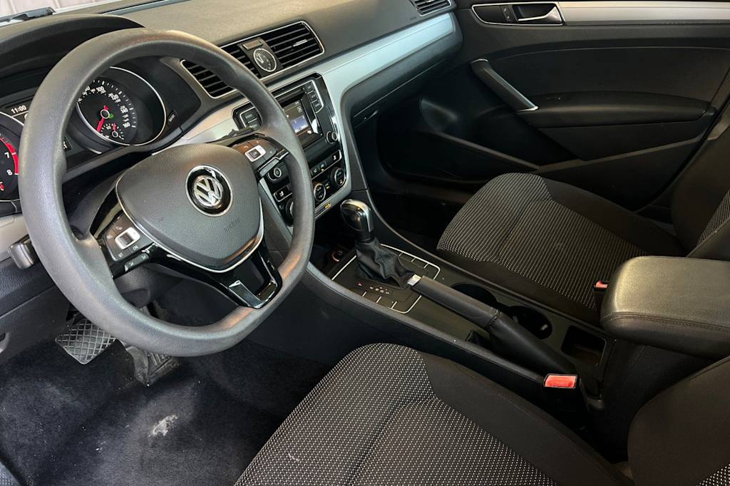 Thumbnail: 2017 Volkswagen Passat - 9