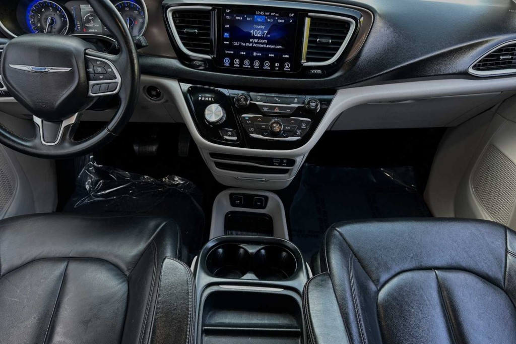 2017 Chrysler Pacifica Touring 2