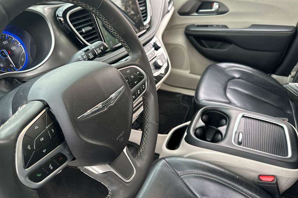 Thumbnail: 2022 Chrysler Pacifica - 9