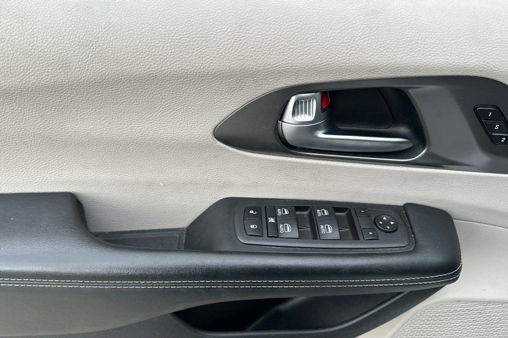 Thumbnail: 2022 Chrysler Pacifica - 21