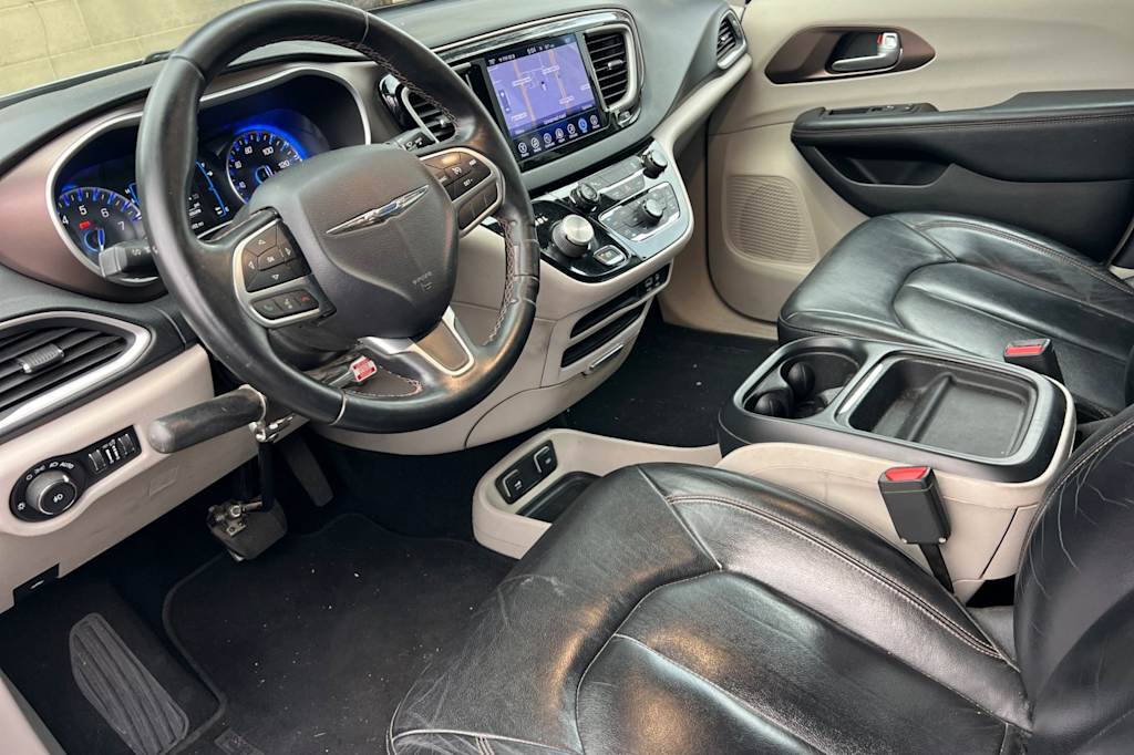 Thumbnail: 2017 Chrysler Pacifica - 9