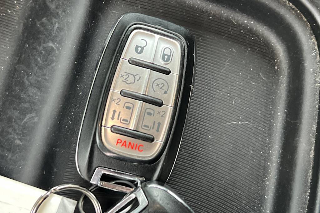 Thumbnail: 2017 Chrysler Pacifica - 17