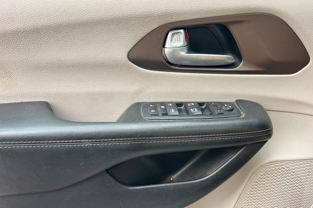 Thumbnail: 2017 Chrysler Pacifica - 22