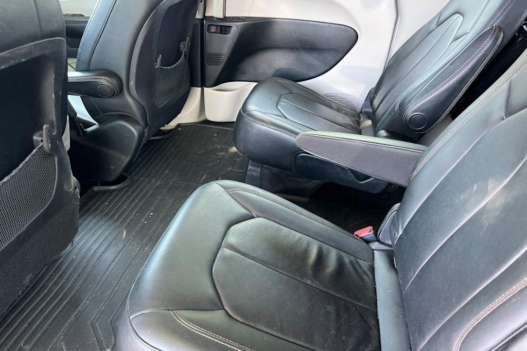 Thumbnail: 2017 Chrysler Pacifica - 10