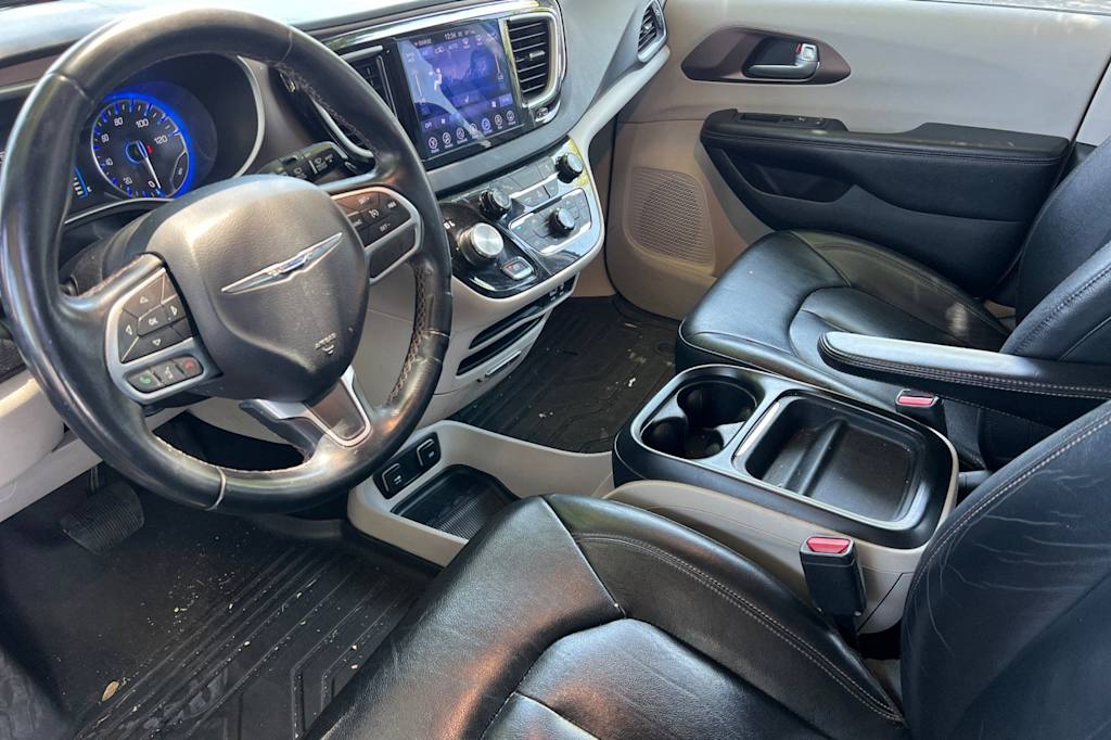 Thumbnail: 2017 Chrysler Pacifica - 9