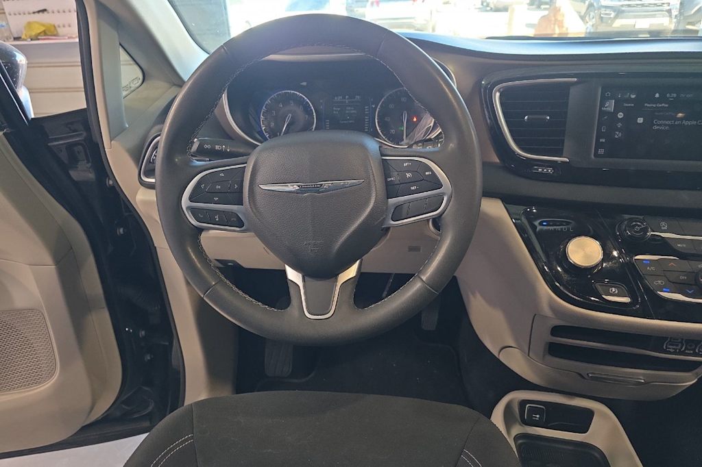 Thumbnail: 2023 Chrysler Voyager - 8