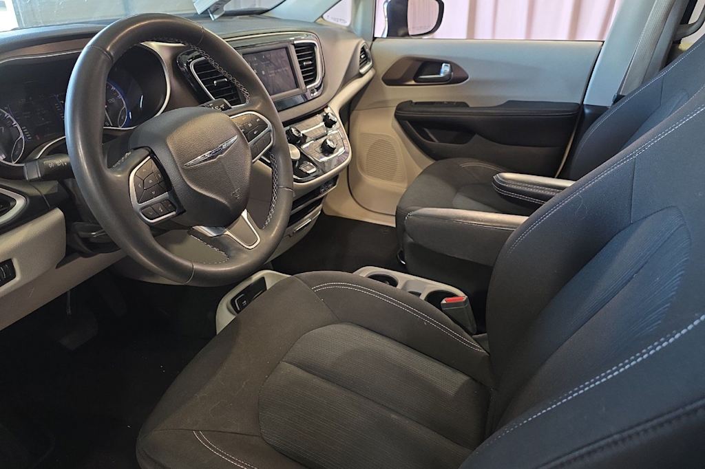 Thumbnail: 2023 Chrysler Voyager - 9