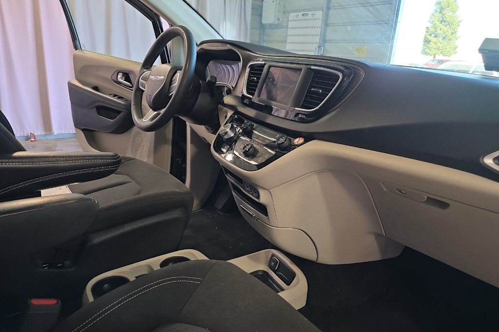 Thumbnail: 2023 Chrysler Voyager - 12