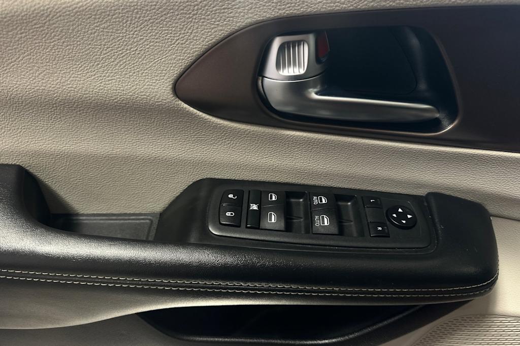 Thumbnail: 2020 Chrysler Voyager - 20